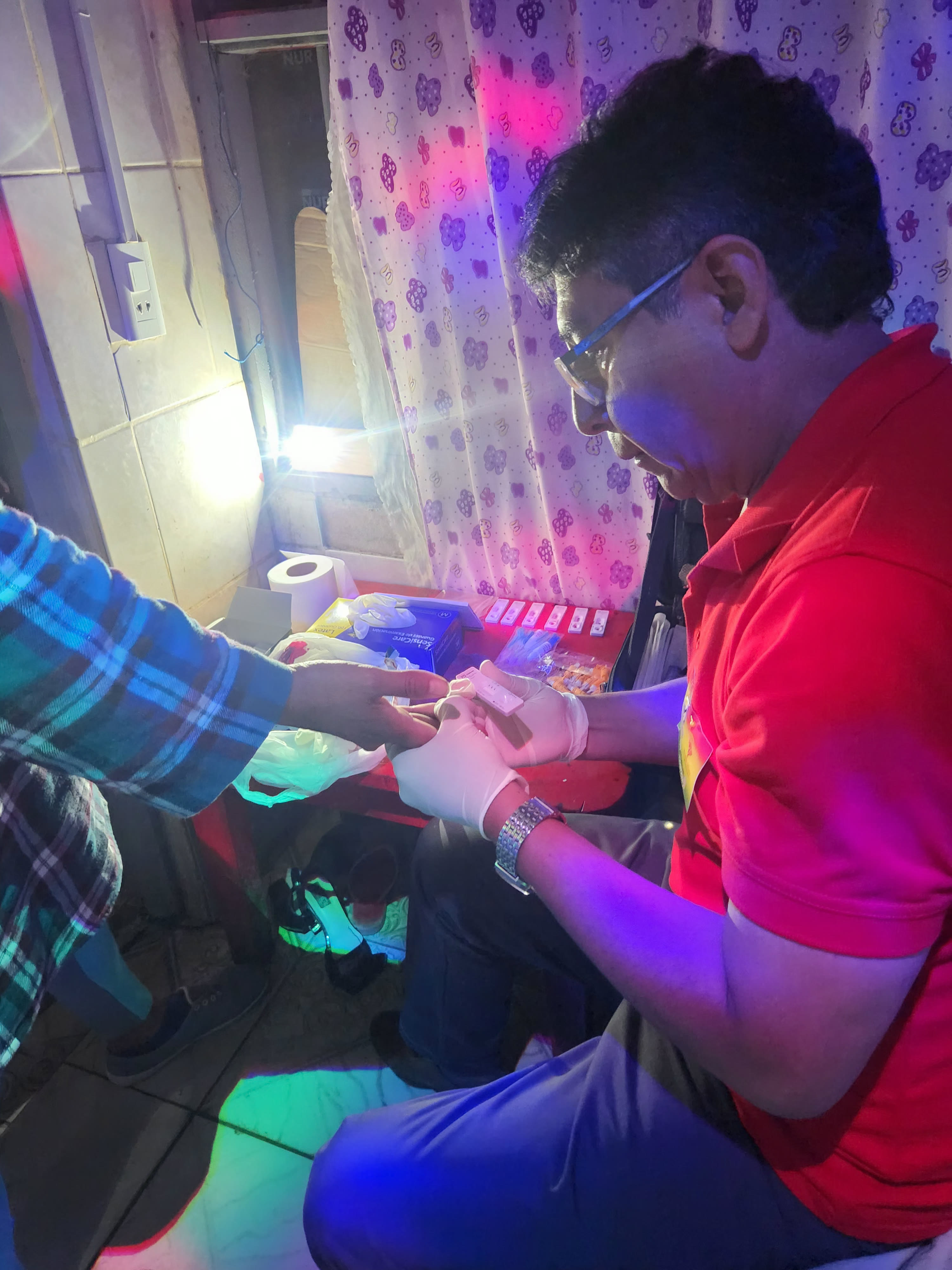 Warmi realizando pruebas rápidas en el Trópico durante la Semana Internacional de la Prueba.